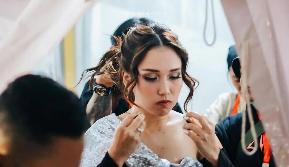 <p>Mengenakan busana bertema hitam dan perak, Ayu tampak seperti seorang membr girl group Korea. [Instagram @ayutingting92]</p>