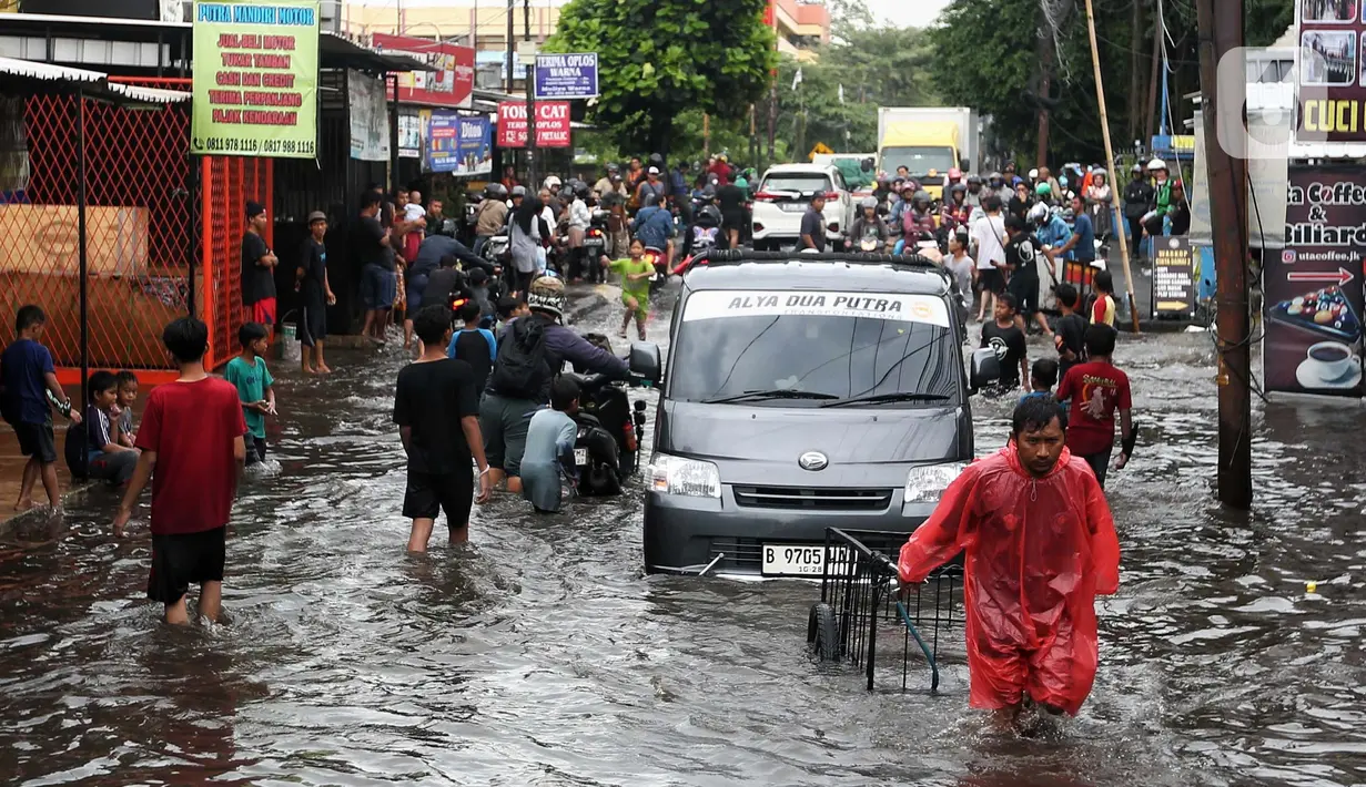 Arus lalu lintas pun tersendat dan berimbas pada kemacetan parah di lokasi tersebut. (Liputan6.com/Angga Yuniar)
