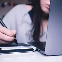 Ketika kamu sedang bekerja, pasti ada momen di mana kamu akan merasa lelah terutama pada bagian mata yang menatap layar laptop secara terus menerus. (Foto: Unsplash.com/Josefa nDiaz)