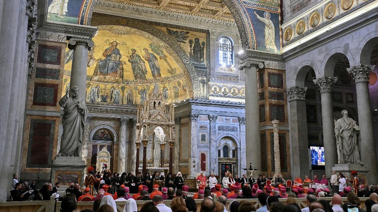 Pria Tak Tahu Malu Kencingi Altar Suci di Basilika St. Petrus Vatikan, Disaksikan Ratusan Turis