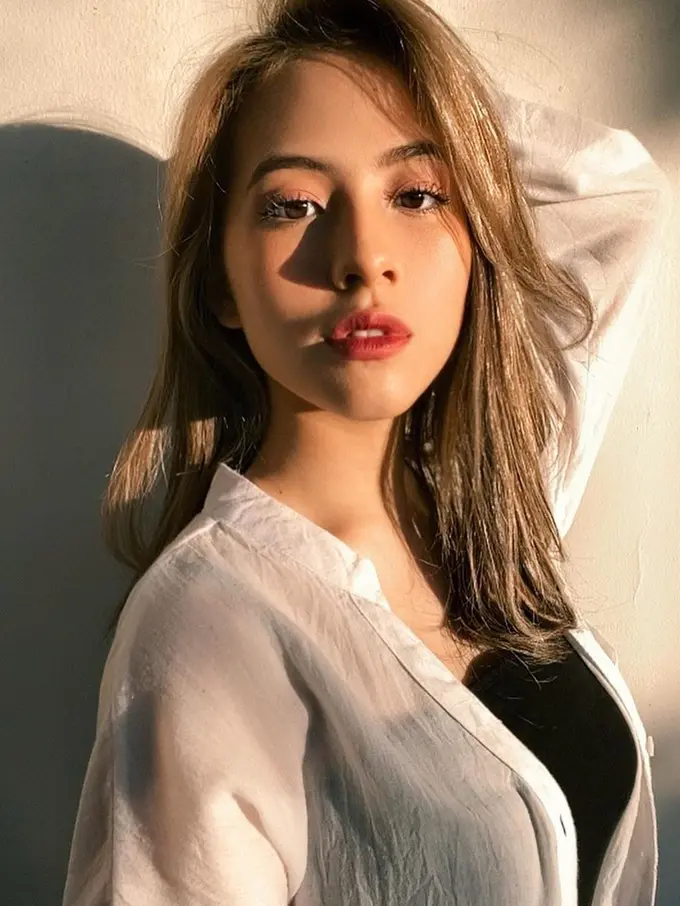 7 Pemotretan Adhisty Zara Ini Curi Perhatian, Dianggap Bak Boneka