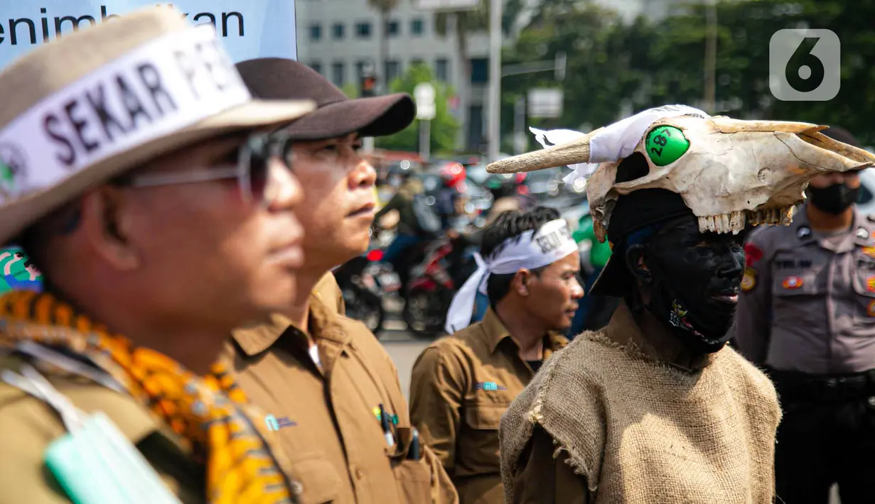 Pegawai Perhutani berunjuk rasa di kawasan Patung Kuda, Jakarta, Rabu (18/5/2022). Dalam aksinya, mereka menuntut Surat Keputusan (SK) 287 Menteri Lingkungan Hidup dan Kehutanan (LHK) yang dianggap memberikan ruang pada kelompok tertentu. (Liputan6.com/Faizal Fanani)