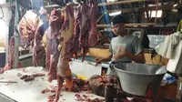 Pedagang daging sapi di pasar  Induk Banyuwangi (Hermawan Arifianto/Liputan6.com)
