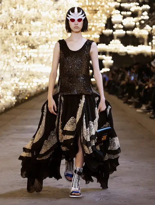 Koleksi busana ini digambarkan sebagai “grand bal of time”, koleksi fashion yang melampaui waktu. (dok/Louis Vuitton).
