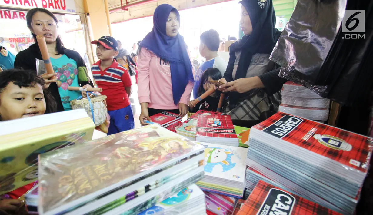 Sejumlah warga membeli perlengkapan sekolah di Pasar Kebayoran Lama, Jakarta, Rabu  (5/7). Menjelang tahun ajaran baru permintaan perlengkapan sekolah meningkat. (Liputan6.com/Angga Yuniar)