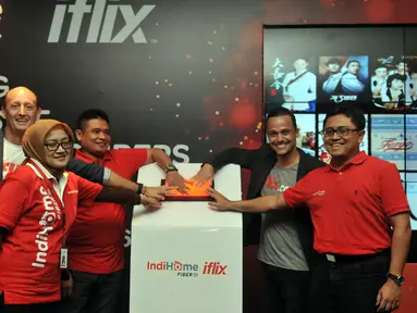 Peresmian kerja sama Telkom dengan Iflix yang akan hadir dalam saluran IndiHome, Jakarta, Selasa (19/4). Pelanggan layanan internet IndiHome akan dapat menonton berbagai judul film hingga total 20.000 jam secara online. (Liputan6.com/Johan Tallo)