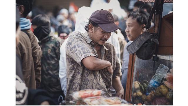 10 Potret Pedagang yang Berjualan Saat Aksi 22 Mei, Tak Peduli Situasi