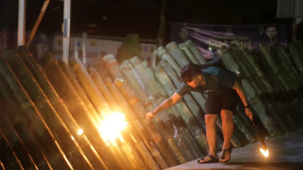 Warga Kabupaten Bogor merayakan malam takbiran Lebaran Idul Fitri 2022 dengan bermain perang blecon atau meriam bambu