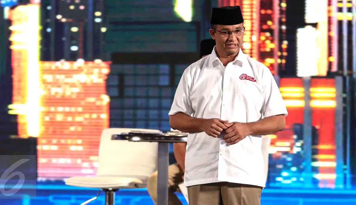 Cagub DKI nomor urut tiga, Anies Baswedan memberikan penjelasan programnya pada Debat Cagub DKI Putaran Kedua di Hotel Bidakara, Pancoran, Jakarta, Jumat (27/1). (Liputan6.com/Faizal Fanani)