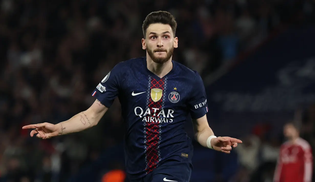 Khvicha Kvaratskhelia terpilih menjadi Man of the Match usai membawa PSG berhasil menang 2-0 atas Liverpool  pada leg pertama perempat final Liga Champions 2025-2026 yang bertanding di Parc des Princes, Kamis (9/4/2026) dini hari WIB. (AFP/Anne-Christine)