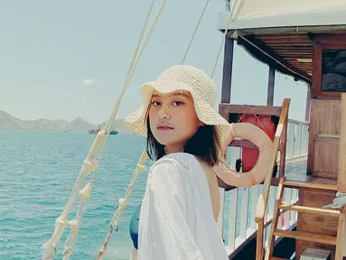 Aktris dan penyanyi Salshabilla Adriani baru-baru ini mengunggah momen keseruannya saat liburan ke Labuan Bajo. Dalam liburannya tersebut ia pun mengunggah momen saat naik kapal arungi perairan di Nusa Tenggara Timur tersebut. (Liputan6.com/IG/@salshabillaadr)
