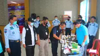 Petugas Lapas Kelas IIA Cikarang Kabupaten Bekasi menjalani tes urine. (Foto: Istimewa)
