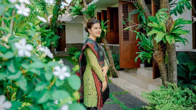 Pesona Anggun Kahiyang Ayu Hadiri HUT ke-44 Dekranas dengan Kebaya dan Kain Ulos