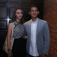 Fenomena peristiwa Gerhana Matahari sontak membuat para masyarakat Indonesia gempar dengan kejadian ini, tak hanya itu sederet selebritis pun dibuat penasaran dengan Gerhana Matahari yang terjadi pada hari Rabu (9/03/16). (Andy Masela/Bintang.com)