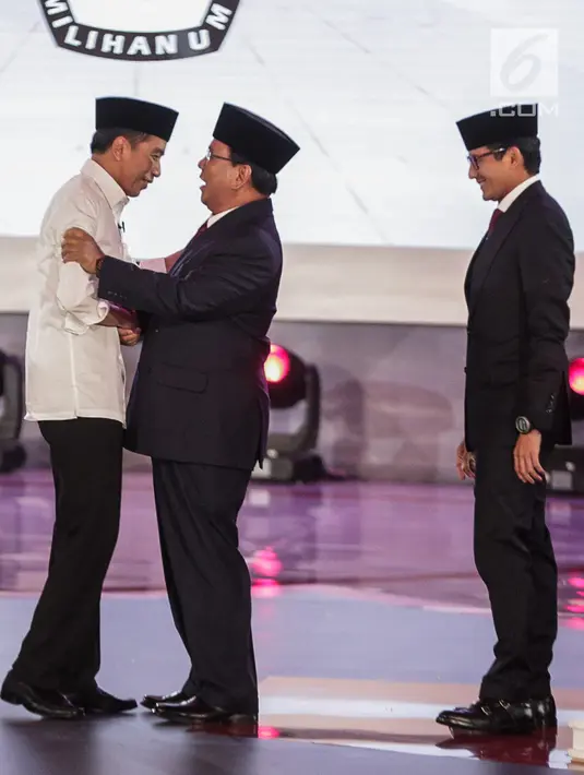 Capres nomor urut 01 Joko Widodo atau Jokowi berpelukan dengan capres nomor urut 02 Prabowo Subianto usai debat perdana Pilpres 2019 di Hotel Bidakara, Jakarta, Kamis (17/1). Debat bertema hukum, HAM, terorisme, dan korupsi. (Liputan6.com/Faizal Fanani)