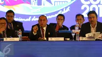 Ketua Umum PSSI, Edy Rahmayadi (tengah) menyampaikan pendapat saat Kongres PSSI 2017 di Bandung, Minggu (8/1). Salah satu yang dibahas adalah pencabutan hukuman kepada klub atau individu anggota PSSI. (Liputan6.com/Helmi Fithriansyah)