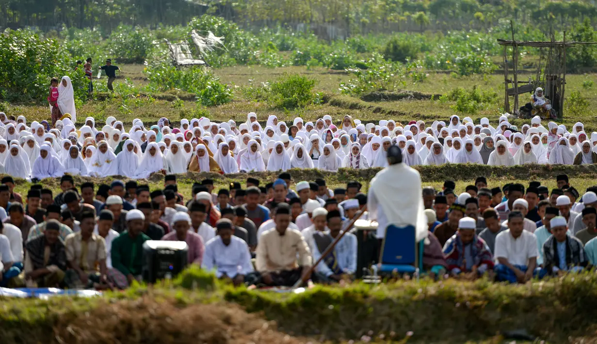 Para petani melaksanakan salat meminta hujan (Istisqa) di Peukan Bada, dekat Banda Aceh, Kamis (23/1/2020). Salat Istisqa bertujuan memohon diturunkannya hujan karena sejumlah wilayah di sana mengalami musim kemarau sehingga menyebabkan kekeringan. (CHAIDEER MAHYUDDIN / AFP)