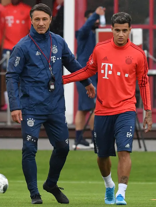 Gelandang baru Bayern Munchen, Philippe Coutinho (kanan) bersama pelatih Niko Kovac  bersiap mengikuti sesi latihan di Munich, Jerman selatan (20/8/2019). Munchen meminjam Coutinho dari Barcelona selama satu musim dengan biaya 8,5 juta euro atau sekitar Rp 134,3 miliar. (AFP Photo/Christof Stache)