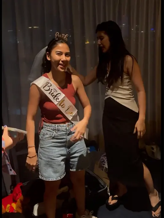 Saat sedang di hotel, Adinda didatangi para sahabat yang memberikan kejutan. Sheila Dara dan Fita Anggriani terlihat hadir memberikan kejutan untuk Adinda yang tak lama lagi akan melepas masa lajangnya. [Instagram/fitaanggriani]