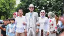 Sebelum resmi melepas status dudanya, Rifky begitu santai di detik-detik menuju pernikahannya dengan Biby. Datang bersama rombongan keluarga besar, Rifky hadir memakai kaca mata hitam. (Adrian Putra/Bintang.com)