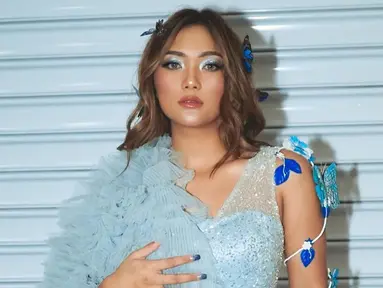 Penampilan Marion Jola saat di atas panggung sering kali curi perhatian para penonton. Bukan hanya aksi panggung serta suara merdunya saja, akan tetap busana hingga makeup yang digunakan pun tak lepas dari sorotan. (Liputan6.com/IG/@lalamarionmj)