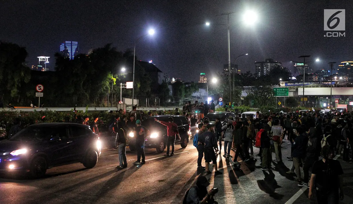 Mahasiswa dari berbagai kampus se Jabdetabek berunjuk rasa menutup jalan tol dalam kota di depan Gedung DPR/MPR, Jakarta, Senin (23/9/2019). Mereka menolak pengesahan RUU KUHP dan revisi UU KPK. (Liputan6.com/JohanTallo)