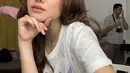 Selfie berdamage dari Syifa Hadju. Ia tampil kasual mengenakan kaus putih, menampilkan wajahnya yang dirias natural dengan nuansa cokelat muda yang lembut. Foto: Instagram.