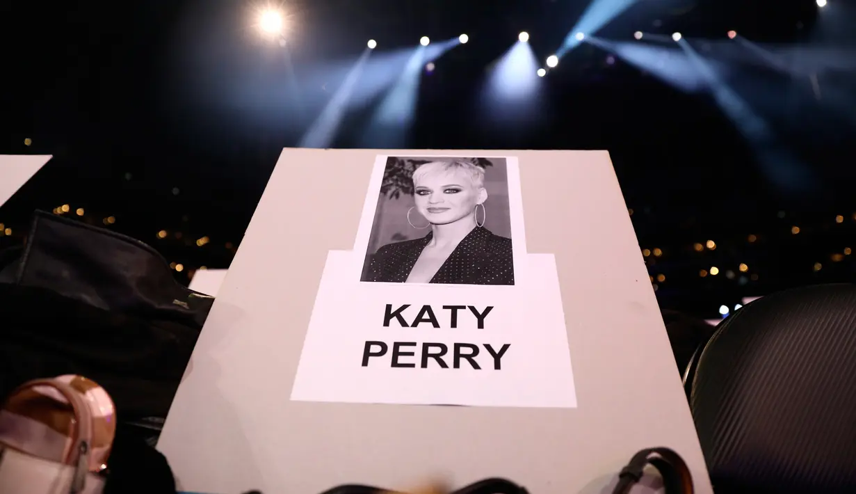Foto penyanyi Katy Perry tertempel di tempat duduk untuk perhelatan Grammy Awards 2019 di Staples Center, Los Angeles, Kamis (7/2). Grammy Awards ke-61 diadakan pada 10 Februari pukul 20.00 waktu setempat. (Matt Sayles/Invision/AP)