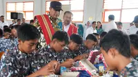 Pj Gubernur Sulbar Bahtiar Baharuddin melakukan uji coba makan bergizi gratis di Mamasa (Foto: Liputan6.com/Istimewa)
