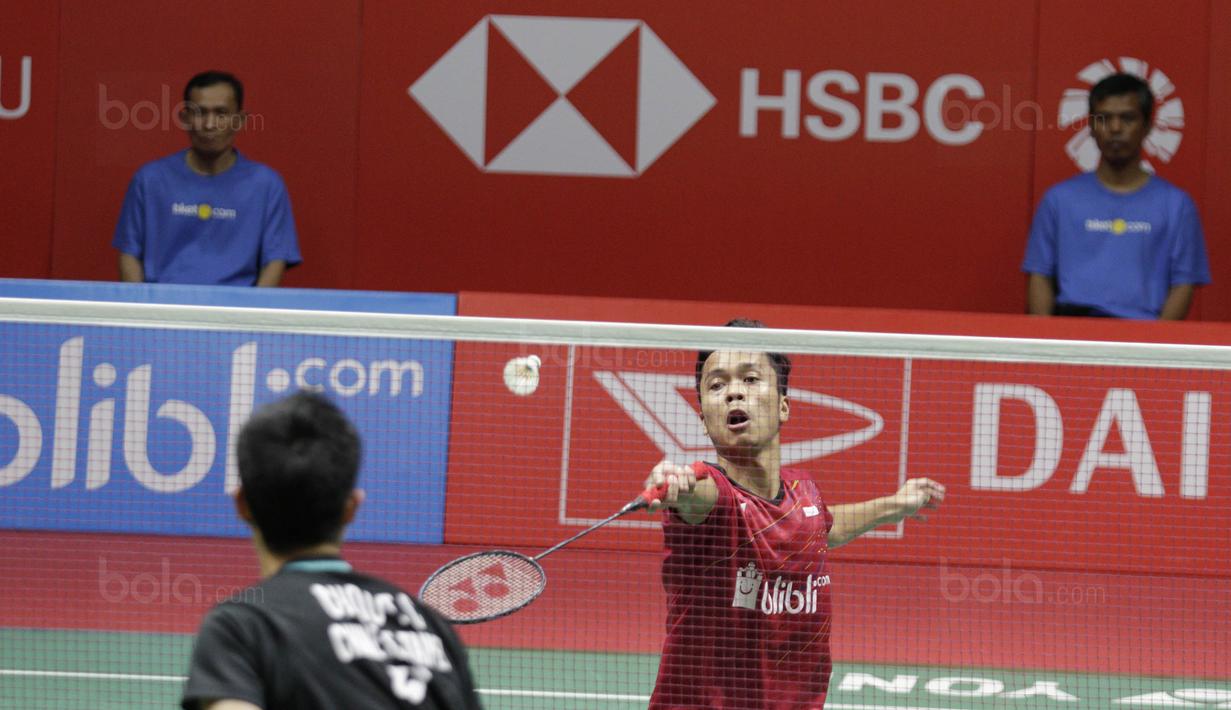 Tunggal putra Indonesia, Anthony Ginting, saat melawan wakil Taiwan, Chou Tien Chen, pada laga semifinal Indonesia Masters 2018 di Istora Senayan, Sabtu (27/1/2018). Anthony Ginting menang 21-16, 13-21, dan 21-12. (Bola.com/M Iqbal Ichsan)