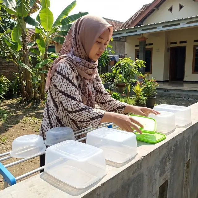 Menghilangkan Bau Plastik Baru pada Wadah Makan