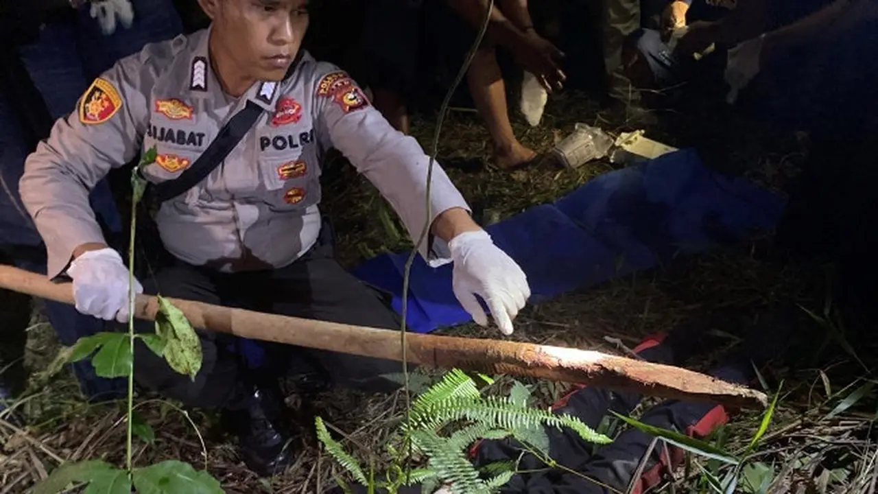 Personel Polsek Pinggir, Kabupaten Bengkalis, memperlihatkan barang bukti pembunuhan dan pencabulan yang dilakukan seorang pelajar.
