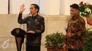Presiden Jokowi dan penyanyi Andre Hehanusa saat merayakan Hari Musik Nasional 2017 di Istana Negara, Jakarta, Kamis (9/3). Hari Musik Nasional diperingati setiap tanggal 9 Maret. (Liputan6.com/Angga Yuinar)