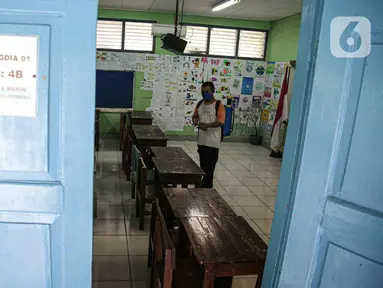 Petugas menyemprotkan disinfektan di salah satu ruangan kelas di SDN Gondangdia 01, Jakarta, Senin (9/5/2022). Pemerintah memperpanjang liburan sekolah selama tiga hari yaitu 8-11 Mei 2022 di tiga provinsi yakni DKI Jakarta, Banten, dan Jawa Barat. Penambahan libur terkait upaya bersama dalam membantu mengurai kemacetan pada arus balik Lebaran 2022. (Liputan6.com/Faizal Fanani)