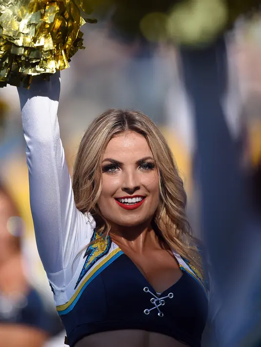Pemandu sorak dari tim Los Angeles Chargers tampil saat tim membuat debut StubHub Center selama pertandingan football pra musim melawan Seattle Seahawks di Carson, California (13/8). (Kevork Djansezian / Getty Images / AFP)