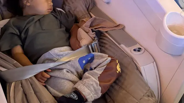 Potret Jennifer Bachdim bersama 4 anaknya liburan ke London (Sumber: Instagram/@jenniferbachdim)