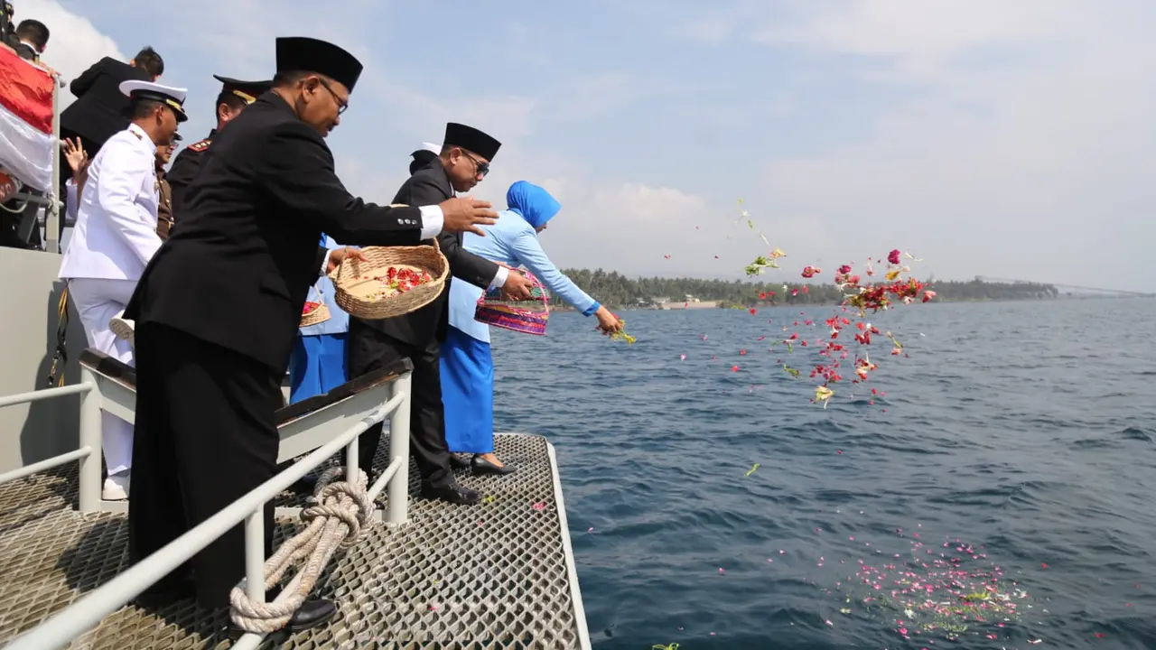 Upacara tabur bunga diSelat Bali, kenang gugurnya kru KRI Nanggala 402 pada monen hari Pahlawan (Istimewa)