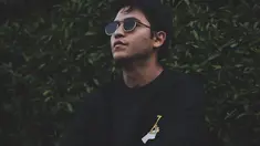 Selain melindungi dari sinar terik matahari, kacamata hitam juga membuat penampilan ayah satu anak ini semakin modis. Enggak heran, kacamata hitam menjadi fashion item wajib bagi aktor tampan ini. (Liputan6.com/IG/@rizkyalatas)