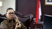 Ketua MPR Zulkifli Hasan memberi penjelasan tentang isu terkini salah satunya Ketua MPR menanggapi seruan aksi 313 saat menerima kunjungan dari Badan Eskekutif Mahasiswa (BEM) di Gedung Nusantara III, Jakarta, Kamis (30/3). (Liputan6.com/Johan Tallo)