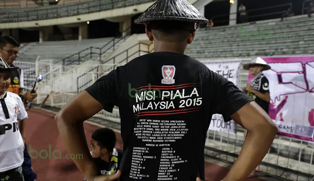 Suporter (Penyokong) hadir memberi dukungan kepada T-Team saat berlaga pada babak play-off melawan ATM FA di Stadion Perak, Malaysia, Sabtu (30/01/2016). (Bola.com/Nicklas Hanoatubun)