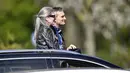 Wali Kota Duesseldorf Thomas Geisel dan istrinya Vera saat kebaktian Jumat Agung di sebuah bioskop drive-in di Duesseldorf, Jerman, Jumat (10/4/2020). Kebaktian drive-in dilakukan setelah Jerman menutup semua tempat ibadah untuk mencegah penyebaran virus corona COVID-19. (AP Photo/Martin Meissner)