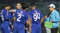 Pelatih Arema Cronus, Joko Susilo memberikan pengarahan kepada anak asuhnya saat bertanding melawan Bali United pada laga perempat final Piala Presiden di Stadion Kanjuruhan, Malang, Sabtu (19/9/2015). (Bola.com/Vitalis Yogi Trisna)