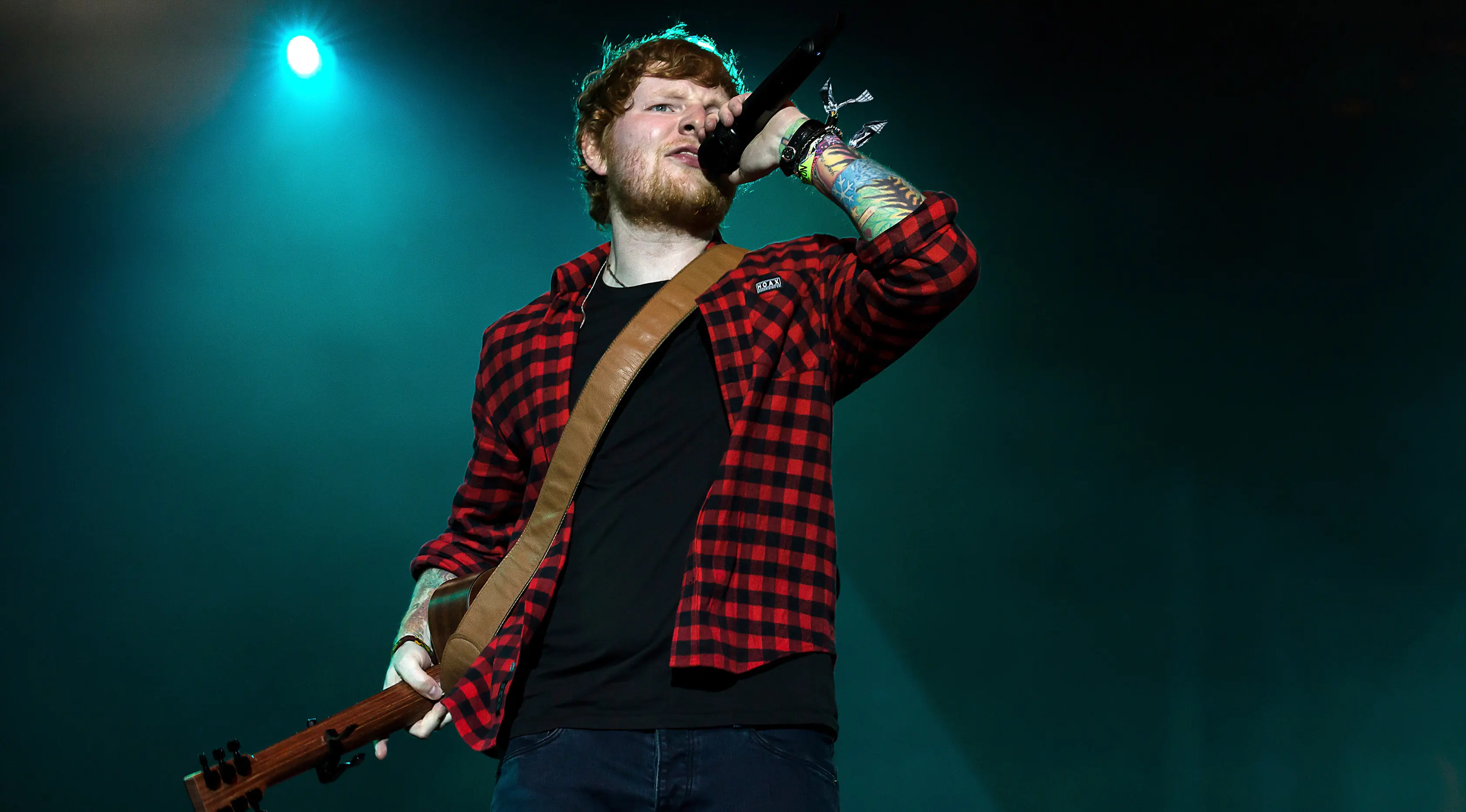 enyanyi Ed Sheeran saat tampil di Festival Glastonbury di Worthy Farm, di Somerset, Inggris (25/6). Solois sekaligus pencipta lagu, Ed Sheeran menjadi salah satu headliner paling ditunggu di Glastonbury Festival 2017. (Photo by Grant Pollard/Invision/AP)