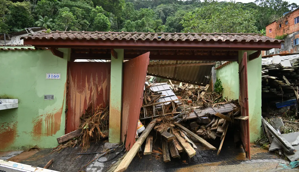 Pemandangan rumah yang terkena banjir di distrik Juquehy di Sao Sebastiao, negara bagian Sao Paulo, Brasil (20/2/2023). Banjir dan tanah longsor yang dipicu oleh hujan lebat di Brasil merenggut sedikitnya 36 nyawa pada akhir pekan Karnaval di tenggara negara bagian Sao Paulo. (AFP/Nelson Almeida)