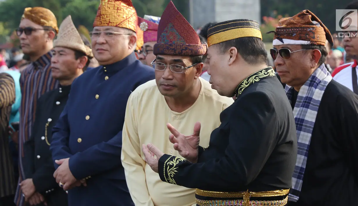 Menhub Budi Karya Sumadi menghadiri acara puncak Hari Perhubungan Nasional di Lapangan Silang Monas, Jakarta, Minggu (17/9). Menhub Budi terlihat mengenakan baju khas Palembang. (Liputan6.com/Immanuel Antonius)
