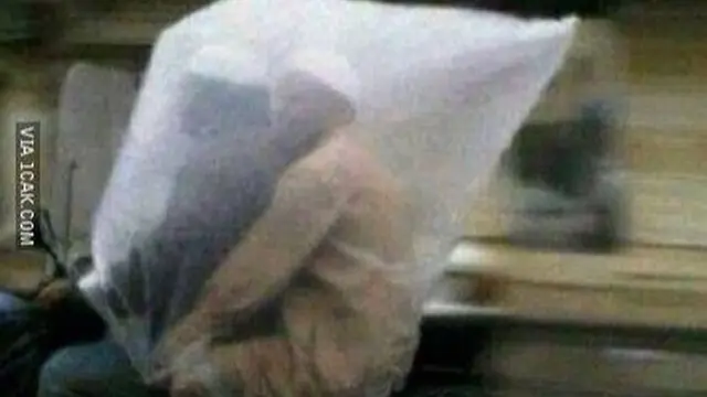 Kumpulan Potret Jas Hujan yang Bikin Kamu Jadi Pusat Perhatian (ist)