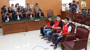 Terdakwa kasus penyelundupan sabu WNA asal Taiwan menjalani sidang putusan di PN Jakarta Selatan, Kamis (26/4). Majelis Hakim Pengadilan Negeri Jakarta Selatan menjatuhi hukum mati kepada delapan terdakwa. (Liputan6.com/Immanuel Antonius)