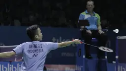 Tunggal putra Indonesia, Anthony Sinisuka Ginting, saat melawan wakil Belanda, Mark Caljouw, pada Indonesia Open di Istora Senayan, Rabu, (4/7/2018). Anthony Ginting menang 21-9, 21-17. (Bola.com/M Iqbal Ichsan)