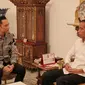 Presiden Joko Widodo atau Jokowi (kanan) berbincang dengan Ketua Kogasma Partai Demokrat Agus Harimurti Yudhoyono atau AHY di Istana Merdeka, Jakarta, Kamis (2/5/2019). Kedatangan AHY untuk bersilaturahmi dengan Jokowi. (Liputan6.com/Pool/Biro Pers Setpres)