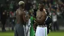 Gelandang Manchester United Paul Pogba (kiri) dan bek Saint-Etienne Florentin Pogba saling bertukar jersey usai pertandingan Liga Europa antara Manchester United melawan Saint-Etienne, di Stade Geoffroy-Guichard, Rabu (22/2). (PHILIPPE DESMAZES/AFP)